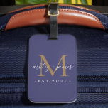 Étiquette À Bagage Nouveau marié M. Mme Gold Monogramme Noms Année Ma<br><div class="desc">Chic, moderne et simple étiquette à bagages monogrammed avec le texte Mr et Mrs en blanc élégant calligraphie manuscrite sur un arrière - plan bleu marine avec votre monogramme en or. Ajoutez simplement votre nom de famille, année établie et monogramme dans la typographie stylisée. Un cadeau de luxe parfait pour...</div>