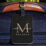 Étiquette À Bagage Nouveau marié M. Mme Monogram Noms Année Or Noir<br><div class="desc">Chic, moderne et simple étiquette à bagages monogrammed avec le texte Mr et Mrs en blanc élégant calligraphie manuscrite sur un arrière - plan noir avec votre monogramme en or. Ajoutez simplement votre nom de famille, année établie et monogramme dans la typographie stylisée. Un cadeau de luxe parfait pour les...</div>