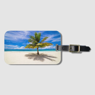 Étiquette À Bagage Paume sur la plage blanche de sable