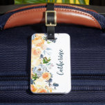 Étiquette À Bagage Pêche et bleu poussiéreux Floral Personnalisé<br><div class="desc">Élégante étiquette à bagages imprimée sur mesure. Cet élégant design présente une jolie bordure fleurie d'aquarelle bohème dans des tons de pêche, de bleu roux et poussiéreux. Personnalisez-le avec votre nom monogramme ou autre texte personnalisé. Ajoutez vos coordonnées sur le côté arrière en coque vos bagages sont perdus pendant le...</div>