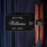 Étiquette À Bagage Personnalisé nom m et mrs nouveaux mariés Voyage m<br><div class="desc">Personnalisé m et mrs nom nouvellement mariés mariage bagage de voyage tag. Design élégant de typographie pour mariée et mariée, couple, lune de miel, mari et femme etc. Étiquettes de bagages noir et blanc chic pour valise ou sac. Accessoires personnalisés pour lui et elle. Grand cadeau pour lune de miel...</div>