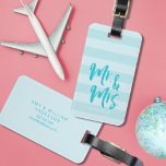 Étiquette À Bagage Personnaliser avec le nom M. et Mme Blue Stripes<br><div class="desc">Marque élégante et personnalisée avec le mot "Mr and Mrs" dans le script de pinceau bleu contre arrière - plan motif à rayures bleues modernes. Il fait de grands cadeaux pour les jeunes mariés ou les anniversaires de mariages. Personnalisez cette balise en remplaçant le texte de l'espace réservé par vos...</div>
