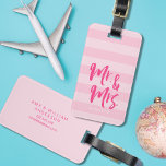 Étiquette À Bagage Personnaliser avec le nom M. et Mme Pink Stripes<br><div class="desc">Élégante étiquette personnalisée avec le mot "Mr and Mrs" dans le script de pinceau rose contre un arrière - plan motif preppy rose stripes. Il fait de grands cadeaux pour les jeunes mariés ou les anniversaires de mariages. Personnalisez cette balise en remplaçant le texte de l'espace réservé par vos informations...</div>