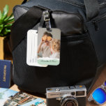 Étiquette À Bagage Photo de famille moderne et nom personnalisé Monna<br><div class="desc">Présentation de la photo familiale moderne et cadeau de nom personnalisé de marque! Ce cadeau unique et réfléchi est conçu pour célébrer et chérir les moments spéciaux de votre famille.Offrez le cadeau de souvenirs chéris et de douceur personnalisée avec la photo de famille moderne et le cadeau de nom personnalisé...</div>
