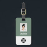 Étiquette À Bagage Photo de l'employé, Code barre, Logo, Nom<br><div class="desc">Personnalisez facilement cette étiquette de bagage personnalisée avec photo, code de la barre d'analyse et logo de l'entreprise. Un design d'entreprise simple dans des couleurs vertes bio et éco-tendance entièrement personnalisables en tailles avant et arrière, fontes sans-serif basiques et modernes et un look professionnel et clair. Idéal pour les employés...</div>