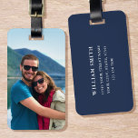 Étiquette À Bagage Photo personnalisée Bleu foncé Simple moderne<br><div class="desc">Créez votre propre étiquette de bagage photo ! Un modèle élégant personnalisé avec une photo, un nom et des coordonnées préférés. Les étiquettes de bagage personnalisées sont un grand cadeau pour les amis et la famille, et un accessoire utile pour les voyages de vacances et d'affaires! Couleurs imprimées : bleu...</div>