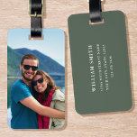 Étiquette À Bagage Photo personnalisée Vert simple moderne<br><div class="desc">Créez votre propre étiquette de bagage photo ! Un modèle élégant personnalisé avec une photo, un nom et des coordonnées préférés. Les étiquettes de bagage personnalisées sont un grand cadeau pour les amis et la famille, et un accessoire utile pour les voyages de vacances et d'affaires! Couleurs imprimées : gris...</div>