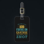 Étiquette À Bagage Photographie Motivationnelle Citation La vie est c<br><div class="desc">La vie est comme une caméra. Concentrez-vous sur ce qui est important. Prenez les bons moments. Conception de devis inspirante et motivante pour les photographes. dicton cool et slogan typographie marchandise pour ceux qui aiment prendre des photos, membre du club de photographie. Conception vintage et en détresse pour les photographes...</div>