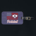 Étiquette À Bagage Pickleball d'ID sport moderne rétro<br><div class="desc">Joueur de basket sport mauvaise étiquette d'identification à attacher à votre sac d'équipement de pickleball. Drapeau américain moderne et rétro,  de couleur rouge,  blanche et bleue. Comprend deux pagaies et une balle. Le tag parfait pour les joueurs individuels ou les joueurs d'équipe.</div>