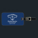 Étiquette À Bagage Plage nautique de croisière de voyage de la<br><div class="desc">La conception parfaite pour une maison de réunion de famille, de voyage, de croisière ou de plage, comportant un logo blanc d'ancre, des rayures vintages et votre nom. Personnalisez plus loin avec 3 lignes de texte fait sur commande - ajoutez la "Réunion de famille, le voyage de famille, la croisière,...</div>