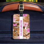 Étiquette À Bagage Plantes tropicaux Motif floral Prénom<br><div class="desc">Une étiquette à bagages élégante met en vedette un motif de plantes tropicaux en tans de fleurs brunes et roses et votre prénom en lettres chic sur le devant et vos informations d'adresse imprimées sur le dos OU choisissez le style que vous pouvez insérer votre carte de visite sur le...</div>