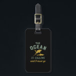 Étiquette À Bagage Plongée vintage L'Océan Appelle Je Dois Aller<br><div class="desc">L'océan appelle et je dois y aller. Marchandises de plongée pour ceux qui aiment aller plonger sous-marine, nager avec les poissons et la vie marine dans la mer profonde et explorer l'océan. Montrez votre passion pour ce sport de loisirs avec ce design vintage et rétro. Grand cadeau pour votre fils...</div>
