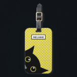 Étiquette À Bagage Point de polka curieux de jaune de chat noir<br><div class="desc">Conception mignonne et lumineuse avec jeter un coup d'oeil le chat noir et l'arrière - plan pointillé jaune ensoleillé. Personnalisez avec votre nom.</div>