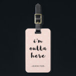Étiquette À Bagage Pois roses doux pour Voyage | Je suis dehors ici<br><div class="desc">Cette étiquette à bagages design présente un arrière - plan rose pastel branché avec des pois blancs,  et l'expression "je suis dehors ici" dans la typographie moderne. Personnalisez avec votre nom et vos coordonnées.</div>