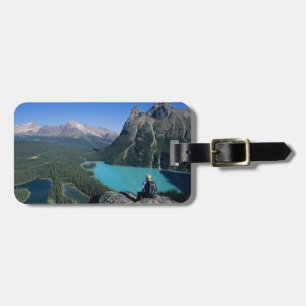 Étiquette À Bagage Randonneur surplombant le lac de couleur turquoise
