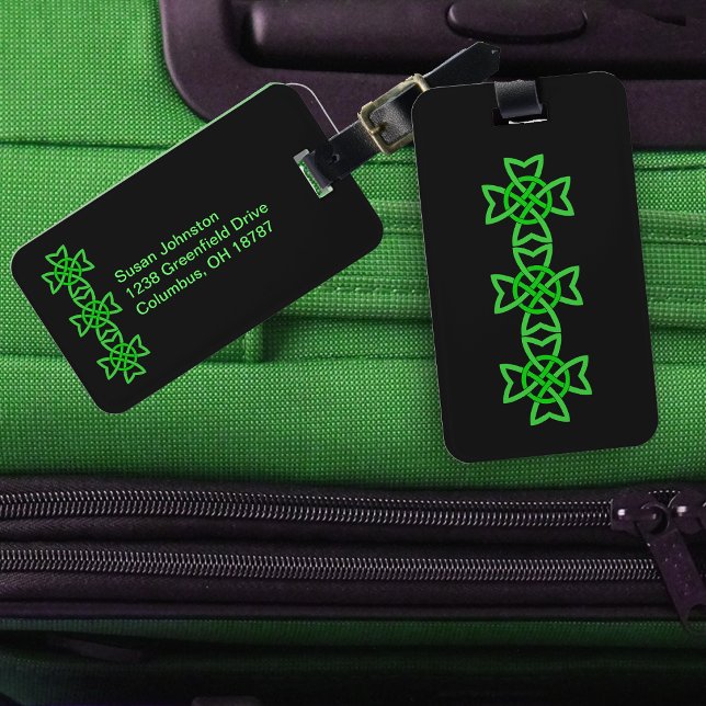 Étiquette À Bagage Rangée de nœuds celtiques irlandais vert brillant  (Abstract bright green Celtic Irish knot design on black luggage tags.)