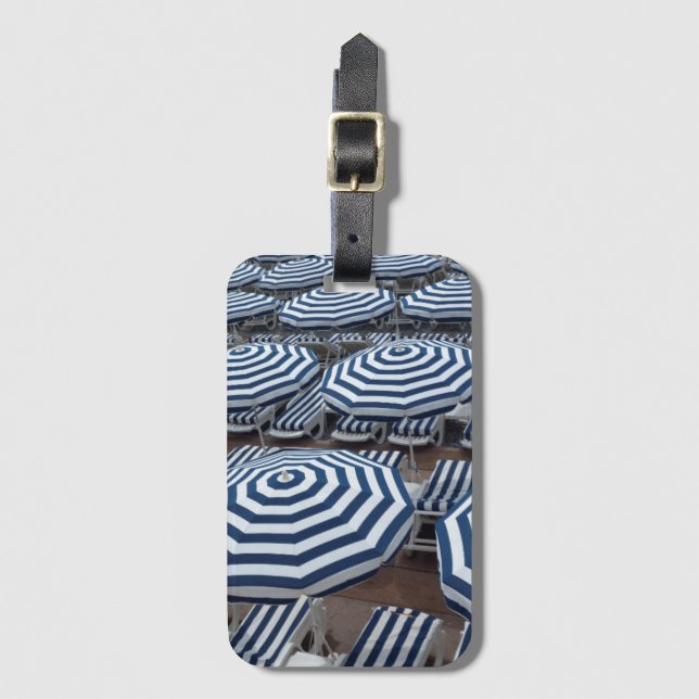 Étiquette À Bagage Rangées des parapluies de plage rayés avec des (Devant Vertical)