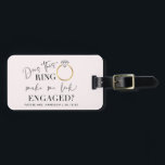 Étiquette À Bagage Regardez Engagé Futur Mme Pretty Blush Rose Ring<br><div class="desc">Ce style chic, mode, rougit "Cette bague me fait-elle paraître engagée ?" Futur Mme Pretty Blush Pink Ring Luggage Tag est parfait pour se rendre à la mariée pour la fête de bachelorette d'être! La citation est imprimée dans une belle calligraphie de luxe, avec Ring et Engaged dans une magnifique...</div>