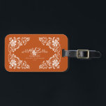 Étiquette À Bagage Romantic Burnt Orange Mr & Mrs Floral Mariage<br><div class="desc">La valise affiche une belle aquarelle d'un cadre fleuri blanc sur un arrière - plan orangé et chaleureux. Le libellé, y compris "M. & Mme", peut être facilement customisé. Il fait un grand cadeau pour les jeunes mariés et les couples qui célèbrent les anniversaires, les aidant à repérer facilement leurs...</div>