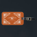 Étiquette À Bagage Romantic Burnt Orange Mr & Mrs Floral Mariage<br><div class="desc">La valise affiche une belle aquarelle d'un cadre fleuri blanc sur un arrière - plan orangé et chaleureux. Le libellé, y compris "M. & Mme", peut être facilement customisé. Il fait un grand cadeau pour les jeunes mariés et les couples qui célèbrent les anniversaires, les aidant à repérer facilement leurs...</div>