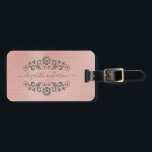 Étiquette À Bagage Rose Gold brossé métal Monogramme Nom Script<br><div class="desc">Une étiquette de bagage en métal rose métallique classique en or brossé. La balise bagage a un monogramme de script avec un arrière - plan rose métallique.Ajoutez votre adresse au dos de la balise bagage. Conçu pour vous par Blackberry Boulevard.</div>