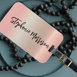 Étiquette À Bagage Rose Gold Métallo Minimaliste Chic Script tendance<br><div class="desc">Un design personnalisé branché avec un arrière - plan métallique en or faux rose avec votre nom écrit dans un script moderne. Le texte est entièrement personnalisable.</div>