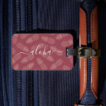 Étiquette À Bagage Rose rose Tropical Ananas Motif Aloha Script<br><div class="desc">Aloha. Apportez un peu d'hospitalité hawaïenne partout où vous voyagez avec cette étiquette de bagage chic et moderne avec typographie manuscrite blanche sur un graphique, ananas motif de rose poussiéreux et rose champagne. Fait une déclaration amusante et élégante chaque fois que vous l'utilisez. Un grand cadeau pour un ami, ainsi...</div>