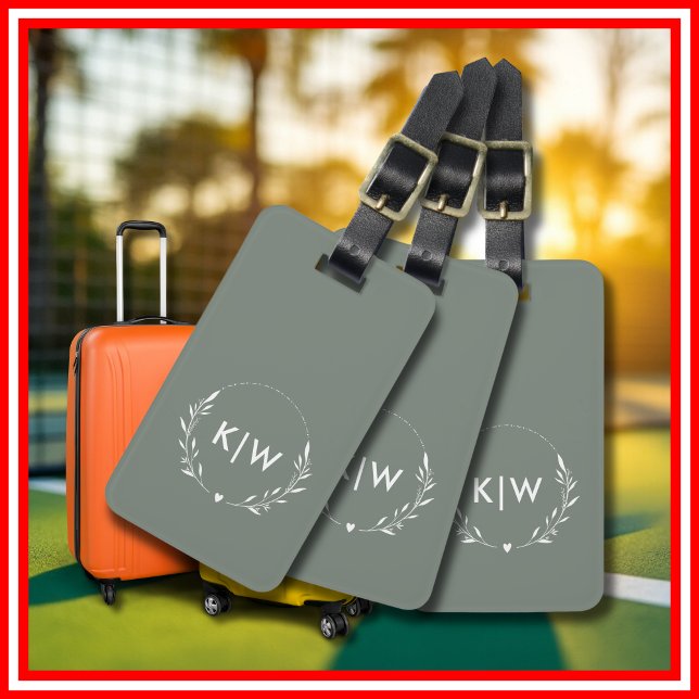 Étiquette À Bagage Sage vert et blanc | Monogramme des initiales mode (Sage Green and White | Modern Initials Monogram Luggage Tag)