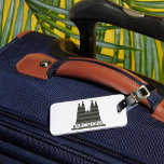 Étiquette À Bagage Sagrada Familia Barcelona Skyline<br><div class="desc">Voyagez dans le style avec cette étiquette à bagages sur le thème de Barcelone qui présente une illustration géométrique moderne de l'emblématique Sagrada Familia. Inspiré par l’architecture époustouflante d’Antoni Gaudí, ce design unique apporte une touche artistique à votre valise, sac à dos ou bagage à main. Parfait pour les voyageurs,...</div>