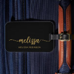 Étiquette À Bagage Script de signature de nom de monogramme or noir f<br><div class="desc">Étiquette de bagage personnalisée avec monogramme noir et or, écriture simple, féminine, minimaliste, personnalisée. Ce design présente votre prénom dans un joli style de lettre manuscrite avec une queue en forme de paraphe et votre nom complet en or sur fond noir. Celles-ci sont faciles à personnaliser. Cadeau élégant et féminin...</div>