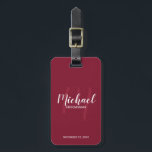 Étiquette À Bagage Script moderne Salons personnalisés<br><div class="desc">Ajoutez une touche personnelle à votre mariage avec une étiquette de bagage personnalisée pour groomsmen. Cette étiquette de bagage comporte le nom des groomsmen personnalisés en blanc style de police de script moderne et monogramme en rouge clair et moderne style de police de script comme arrière - plan avec titre...</div>