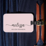 Étiquette À Bagage Signature en écriture cursive avec monogramme rose<br><div class="desc">Étiquette de bagage personnalisée avec monogramme, nom ou signature en écriture manuscrite féminine minimaliste et rose poudré. Ce design présente votre prénom dans un joli style calligraphique à queue avec fioritures (ou typographie) et votre nom complet sur un fond rose poussiéreux ou rose blush pastel clair. Celles-ci sont faciles à...</div>