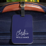 Étiquette À Bagage Signature Monogramme manuscrit bleu<br><div class="desc">Élégante étiquette monogramme moderne et personnalisée avec une typographie minimaliste moderne associée à une police sans-serif en bleu et blanc minimal avec des vibes nautiques et côtières. Faites-le le vôtre en ajoutant votre propre nom de monogramme pour créer un design aussi unique que vous êtes. Le cadeau parfait pour chaque...</div>