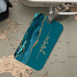 Étiquette À Bagage Signature personnalisée bleu sarcelle or agate<br><div class="desc">Personnalisez ce design moderne élégant avec votre nom en écriture manuscrite verticale dorée sur un fond bleu sarcelle avec une bordure d'agate aquarelle bleu sarcelle garnie de faux strass dorés. (Pour conserver les fioritures au début et à la fin du nom, remplacez uniquement les lettres, en laissant les symboles en...</div>
