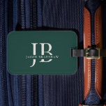 Étiquette À Bagage Simple Classic Green Nom du monogramme professionn<br><div class="desc">Cette étiquette de bagage personnalisée a une disposition élégante du modèle de texte qui inclut votre première et dernière initiale sur l'avant de la balise et l'emplacement pour insérer votre carte de visite sur l'arrière. Montré ici en ivoire beige populaire avec arrière - plan vert classique, l'aspect est intemporel. Personnalisez...</div>