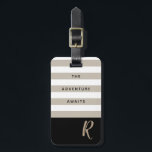Étiquette À Bagage Striped Adventure Attend Un Monogramme Personnalis<br><div class="desc">Moderne et chic,  ce bagage est doté d'un monogramme classique noir et tan rayé personnalisable avec du texte qui lit l'aventure attend. Ajoutez votre nom et votre adresse à l'arrière pour obtenir une étiquette de bagage vraiment personnalisée.</div>