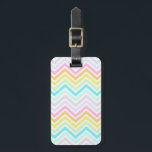 Étiquette À Bagage Tag de bagage Rainbow Chevron<br><div class="desc">Voyagez en style avec cette étiquette de bagage Rainbow Chevron! N'oubliez pas de consulter notre gamme complète de produits avec un Rainbow Chevron Design !</div>