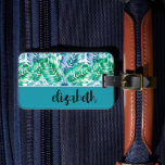 Étiquette À Bagage Tag de bagage Tropical Personnalisé<br><div class="desc">Design de fronde de palmiers tropicaux turquoise, verte et blanche, cette étiquette à bagages est personnalisée avec votre prénom dans un script manuscrit chic sur le devant et vos détails sur le dos. Le cadeau personnel ou accessoire parfait pour toute occasion! Valise et plus encore dans notre collection de voyages....</div>