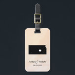 Étiquette À Bagage Tag du Mariage de la carte Kansas, Nom du couple<br><div class="desc">Ces étiquettes de bagage d'état font les étiquettes cadeaux mariages parfaits ou les étiquettes de sacs de bienvenue. Cravate-le à votre cadeau au lieu d'une étiquette-cadeau typique en papier, et ils peuvent l'utiliser pendant des mois et des années à venir. Les étiquettes ont un arrière - plan d'aquarelle d'abricot de...</div>