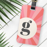 Étiquette À Bagage Tendance rétro sunburst minime monogramme crème ro<br><div class="desc">Marque à bagages moderne et tendance avec votre monogramme initial en gris foncé sur un cercle couleur crème sur un arrière - plan de sunburst rétro rose. À l'arrière se trouvent des champs de modèle personnalisables pour votre nom et vos coordonnées. Toutes les couleurs peuvent être modifiées dans l'outil de...</div>