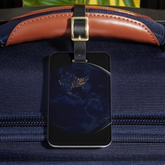 Étiquette À Bagage Terre Pleine La Nuit Avec Les Lumières De La Ville (Insitu Rectoal 2)