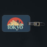 Étiquette À Bagage Tokyo Japan Skyline Retro Travel Art<br><div class="desc">Design urbain vintage et rétro avec une belle skyline, attraction touristique et art urbain. gratte-ciel Cool et silhouette de construction merchandises pour touristes et voyageurs. Parfait comme souvenir à rapporter lors de votre voyage. Enregistrez la mémoire de votre voyage et de vos vacances en famille et entre amis. La couleur...</div>