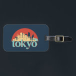 Étiquette À Bagage Tokyo Japan Skyline Retro Travel Art<br><div class="desc">Design urbain vintage et rétro avec une belle skyline, attraction touristique et art urbain. gratte-ciel Cool et silhouette de construction merchandises pour touristes et voyageurs. Parfait comme souvenir à rapporter lors de votre voyage. Enregistrez la mémoire de votre voyage et de vos vacances en famille et entre amis. La couleur...</div>