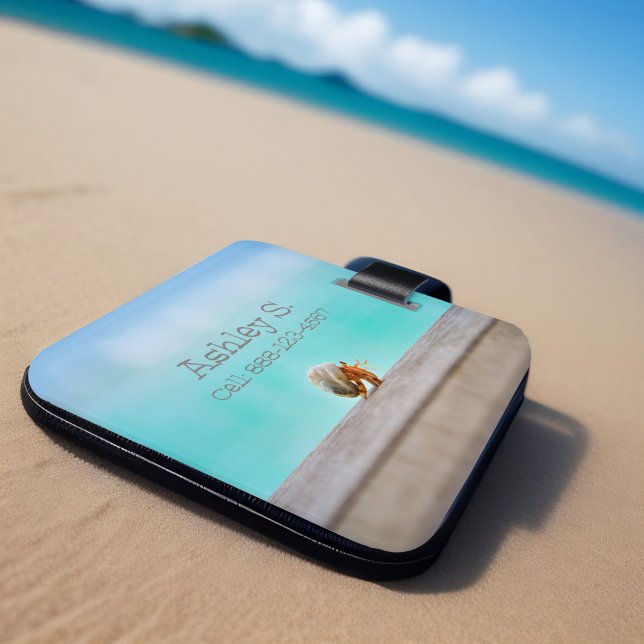 Étiquette À Bagage Tranquille Hermite Crabe Plage Voyage Aqua Seashel (Tropical hermit crab in white sea shell personalized luggage tag aqua ocean water & weathered wood)
