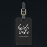 Étiquette À Bagage Tribe de mariée | Destination Mariage Flower Girl<br><div class="desc">Simple, moderne et élégant "Bride Tribe" cite fourre-tout avec une police de script en noir et blanc dans un style tendance. Les noms peuvent être personnalisés avec les noms de votre fête de mariage. Vous pouvez l'utiliser pour la mariée, les demoiselles d'honneur, les filles de fleurs, ou la Mère de...</div>