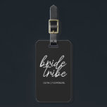 Étiquette À Bagage Tribe de mariée | Destination Mariage Flower Girl<br><div class="desc">Simple, moderne et élégant "Bride Tribe" cite fourre-tout avec une police de script en noir et blanc dans un style tendance. Les noms peuvent être personnalisés avec les noms de votre fête de mariage. Vous pouvez l'utiliser pour la mariée, les demoiselles d'honneur, les filles de fleurs, ou la Mère de...</div>