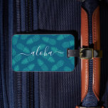 Étiquette À Bagage Turquoise Blue Tropical Ananas Motif Aloha Script<br><div class="desc">Aloha. Apportez un peu d'hospitalité hawaïenne avec vous partout où vous voyagez, lorsque vous utilisez cette étiquette de bagage chic, frappant, élégant, moderne, sportif croustillant, blanc manuscrit typographie sur un graphique, motif d'ananas en vert turquoise et bleu. Fait une déclaration amusante et élégante chaque fois que vous l'utilisez. Un grand...</div>