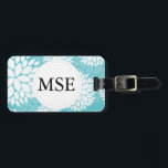 Étiquette À Bagage Turquoise motif floral blanc<br><div class="desc">Elégant motif floral turquoise et blanc avec monogramme pour sacs fourre-tout de toile,  sacs messenger,  étiquettes de bagages et bracelets. Personnalisez votre cadeau en ajoutant vos propres initiales,  nom ou texte. Choisissez votre propre police et couleurs pour en faire votre propre police.</div>