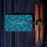 Étiquette À Bagage Turquoise tropical ananas motif nom personnalisé s<br><div class="desc">Apportez un peu de l'hospitalité d'Hawaii et ananas avec vous partout où vous voyagez, lorsque vous utilisez cette étiquette de bagages personnalisées chic, frappant, élégant, moderne, avec des caractères textuels nets, blanc et écrit à la main sur un motif graphique, ananas en vert turquoise et bleu. Fait une déclaration amusante...</div>