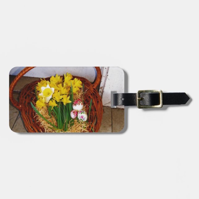 Étiquette À Bagage Un panier de jonquilles jaunes et d'oeufs de Pâque (Devant horizontal)
